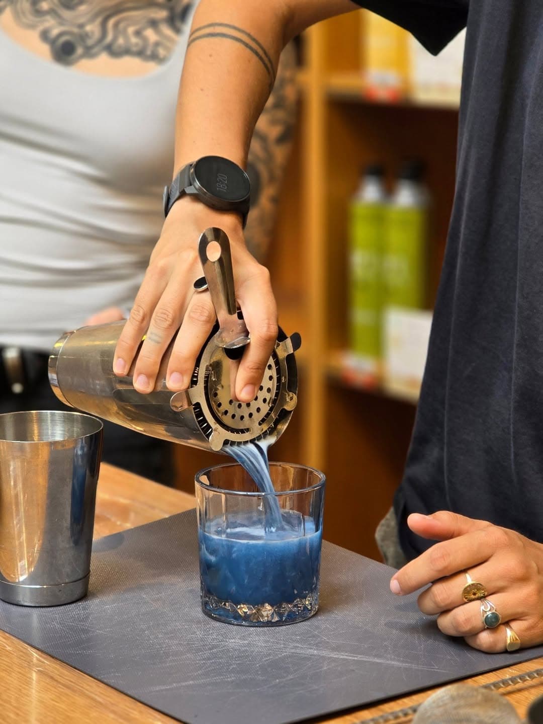 Titouan verse un cocktail bleu au shaker lors d'un atelier à L'Atelier des Chefs de Toulouse