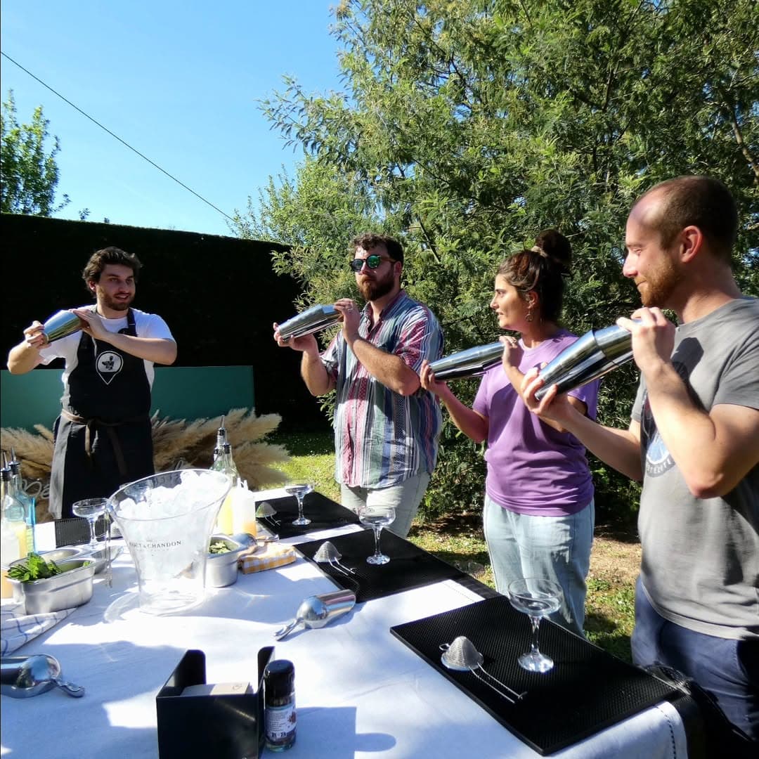 Titouan guide les participants d'une masterclass en plein air, shakers en main