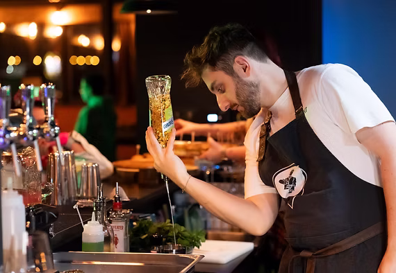 Titouan en plein service derrière le bar Néo Bartenders